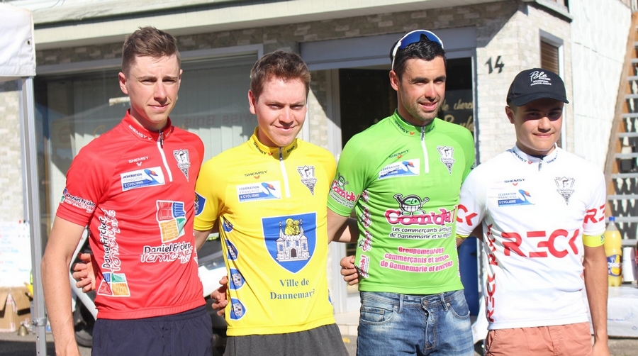 Quatre cyclistes portants des maillots distinctifs